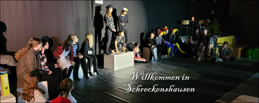 Die Theater-AG der Unterstufe heißt uns "willkommen in Schreckenshausen"
